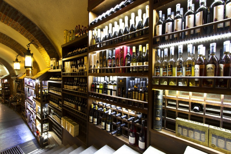 vente-PEONE-min_world_street_travel_shop_canon_georgia_wine_bottles-429767